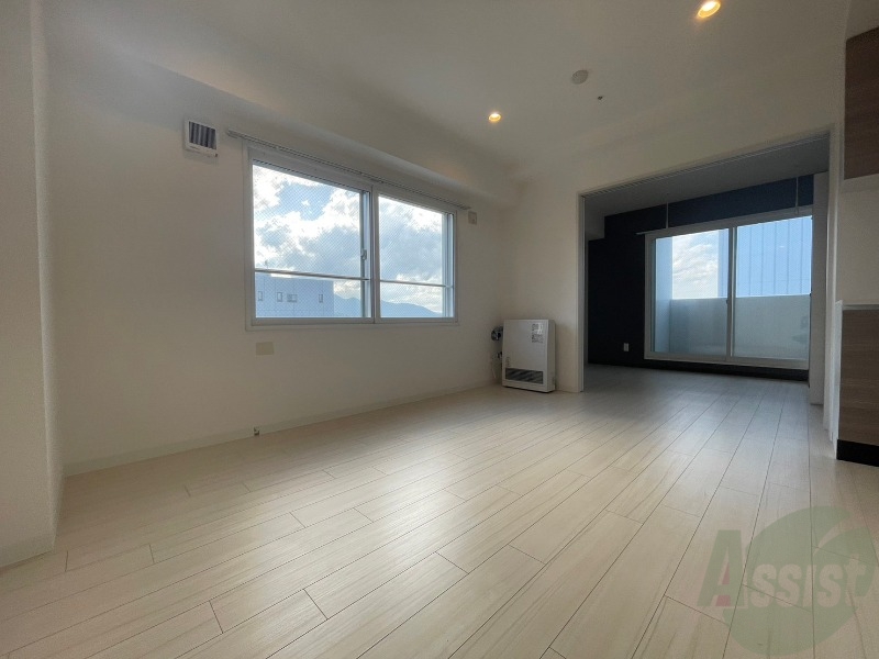 居室・リビング　白さが清潔感を出してくれます。お部屋も明るいですね。