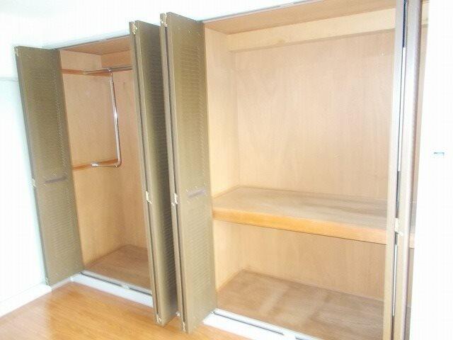 収納　洋室大きな収納２つ