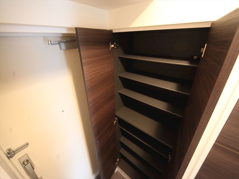 玄関　玄関　シューズボックス付（収納充実してます）