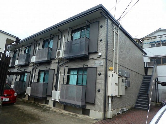 建物外観　２階建てのスマートな建物です。