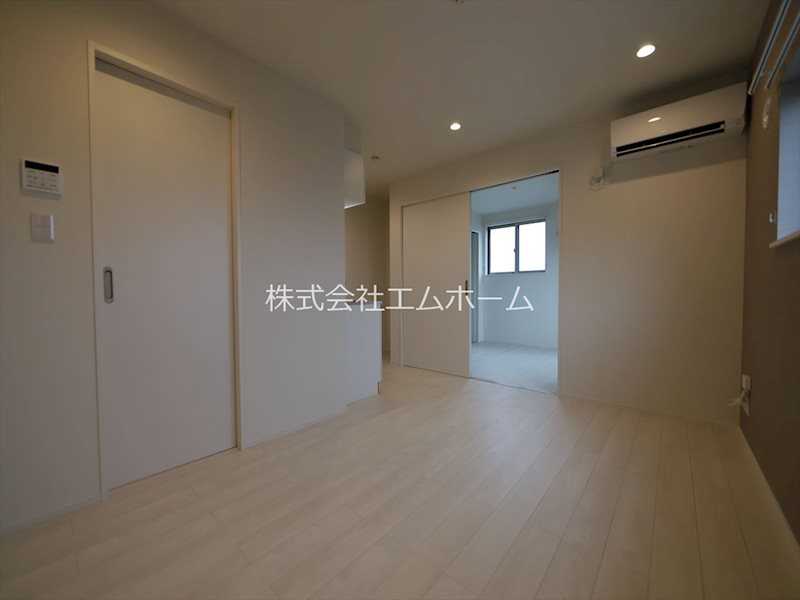 居室・リビング　ＬＤＫ8.5帖　システムキッチン　エアコン完備