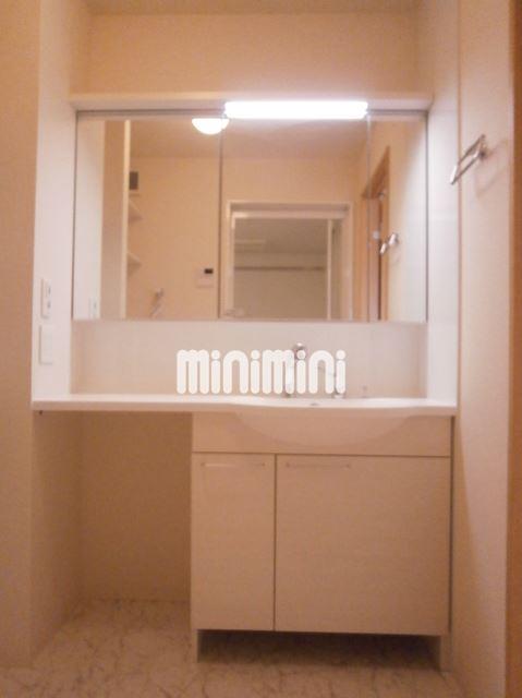 洗面設備　大きな鏡の洗面台