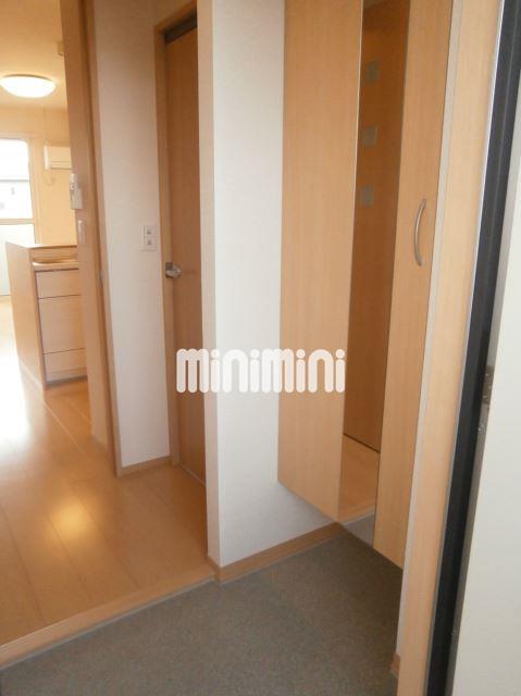 玄関　大きな玄関収納があります。