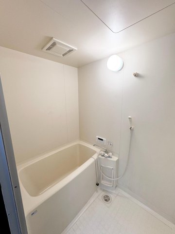 バス・シャワールーム　追焚機能付きでキッチンからのリモコンで給湯可能