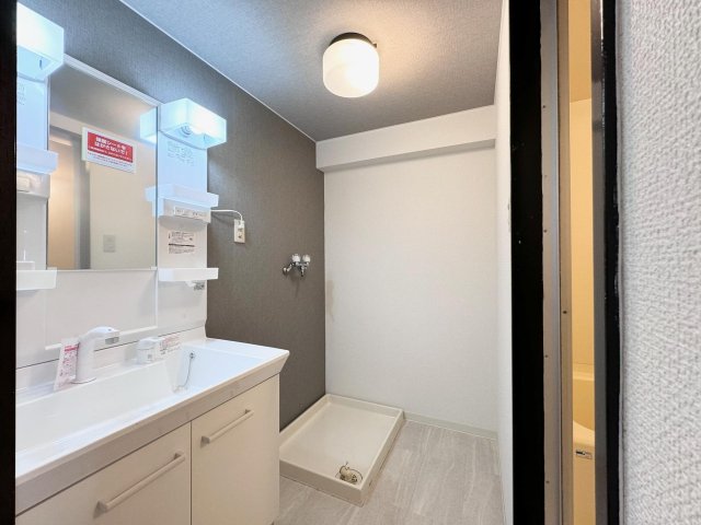 洗面設備　シャワー付き洗面台を新装