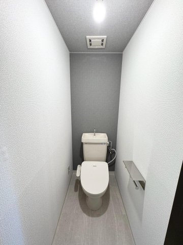 トイレ　新品温水便座にスマホが置けるダブルペーパーホルダーも装備