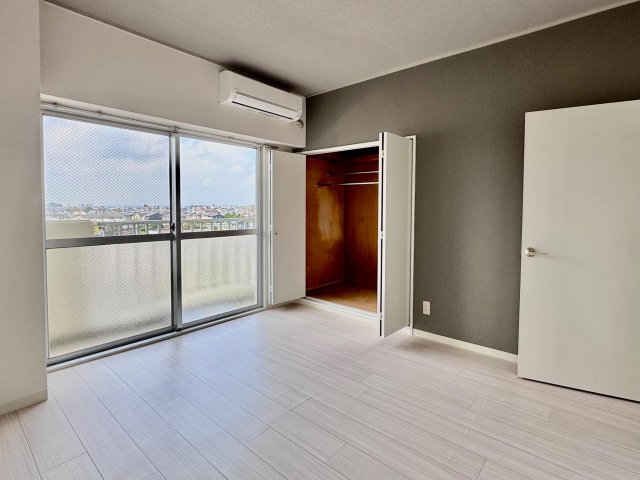 収納　大型クローゼットを備えた6畳の洋室