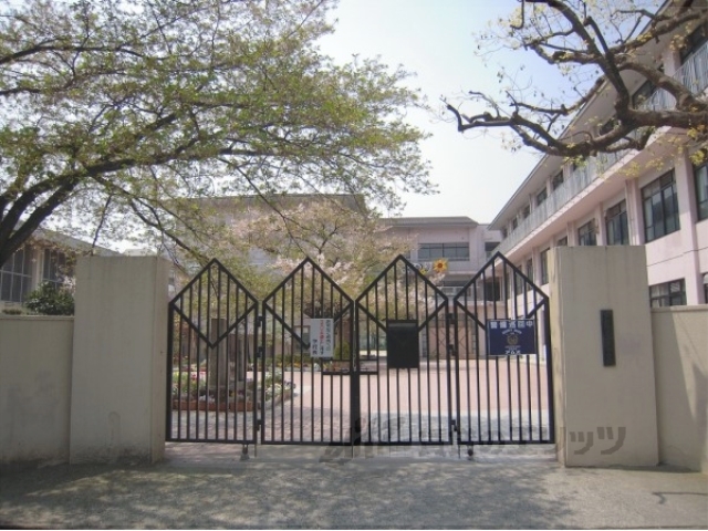 中学校　上京中学校（中学校）まで670m