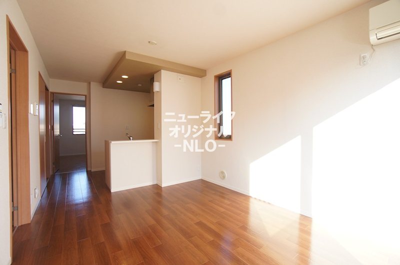 居室・リビング　南向きで日当りが良く明るいリビング。