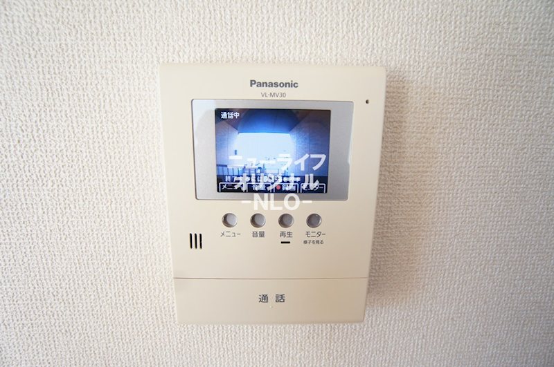 セキュリティ　室内から訪問者を目視できるTVモニターホン付で安心。