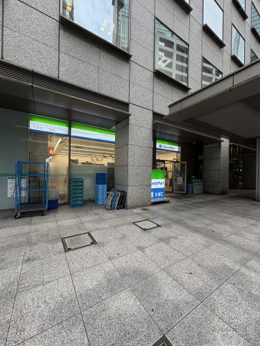 コンビニ　ファミリーマート六本木一丁目店（コンビニ）まで55m