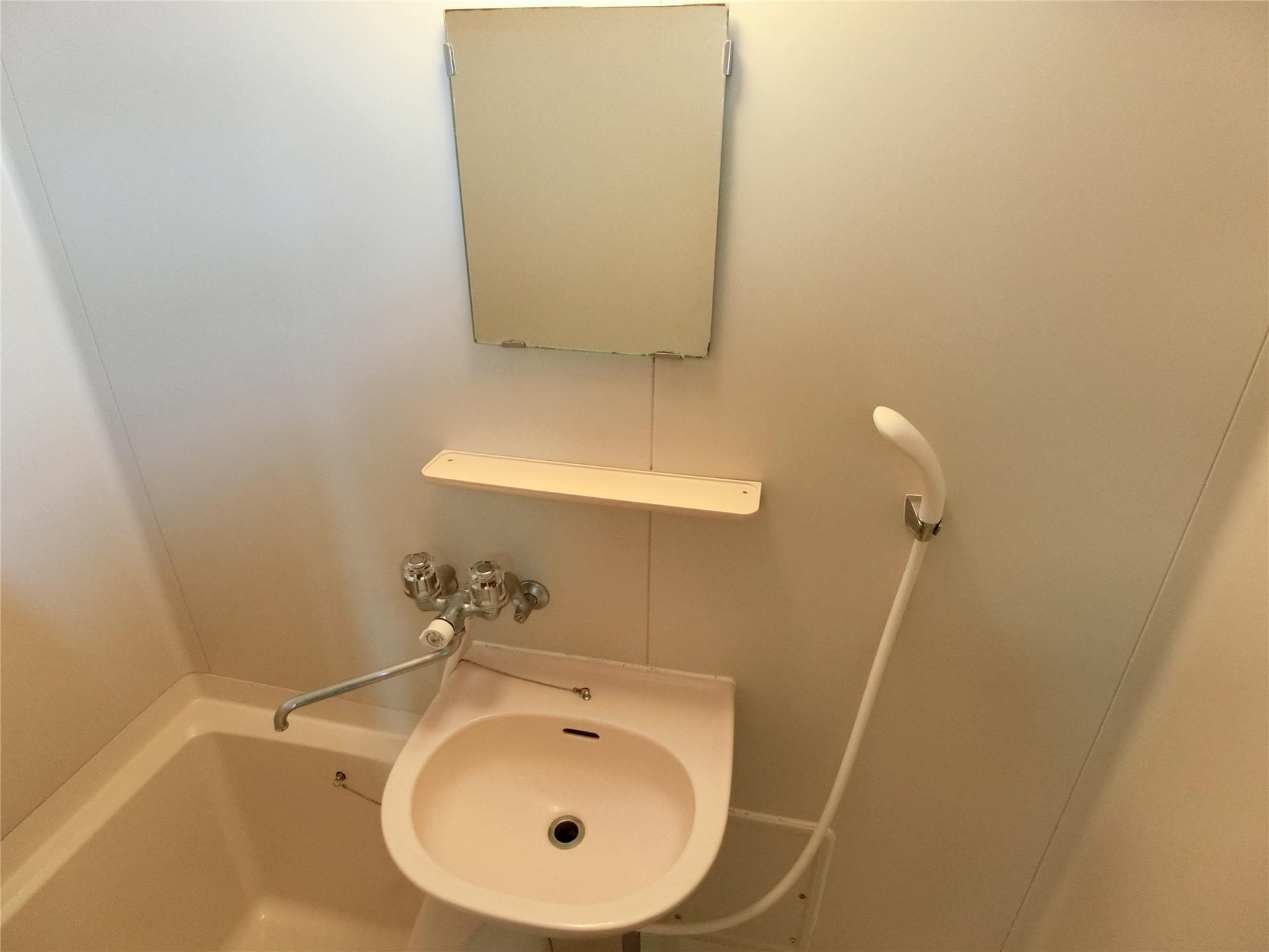 洗面設備　お風呂のシャワーが使えて便利な鏡付きの洗面台♪