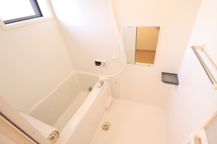 バス・シャワールーム　追い焚き給湯式浴室（小窓付）