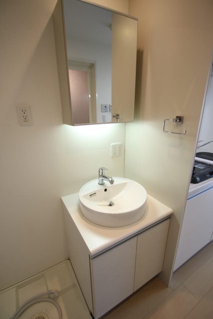 洗面設備　鏡の裏のも収納付