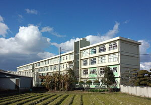 中学校　平岡中学校（中学校）まで419m