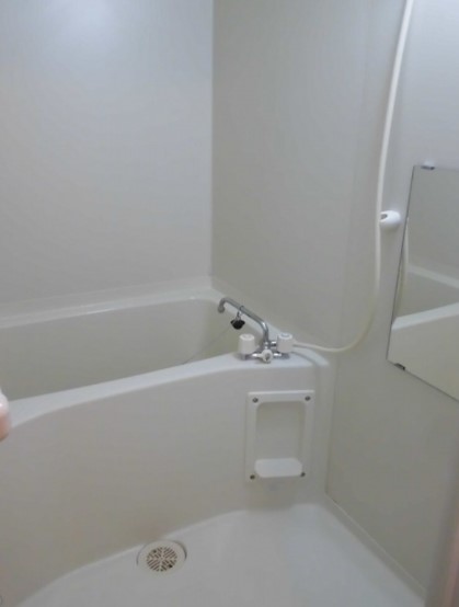 バス・シャワールーム　コンパクトで使いやすいお風呂です