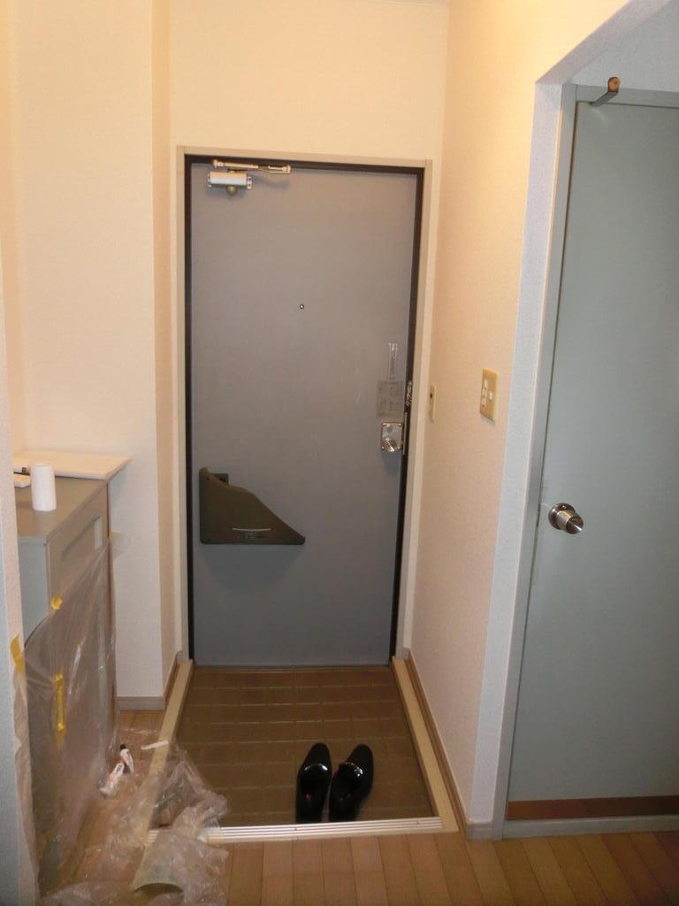 玄関　下駄箱補修中写真