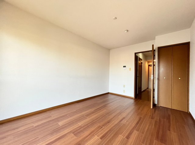 居室・リビング　別号室の写真です。ご参考までに