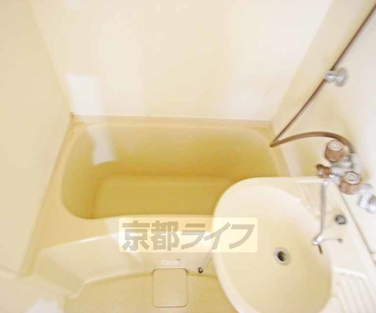 バス・シャワールーム　深いお風呂です。