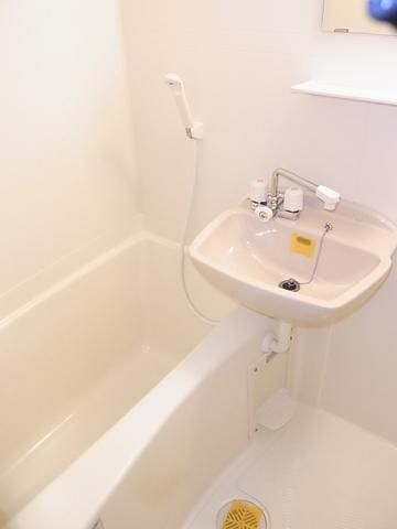 バス・シャワールーム　清潔感のある浴室