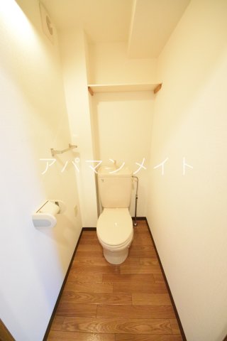 トイレ　落ち着いた色調のトイレです
