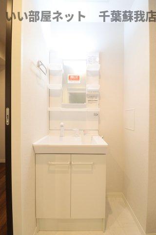 洗面設備　明るい洗面所です