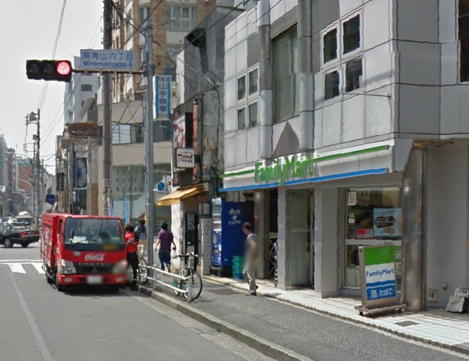 コンビニ　ファミリーマート南青山六丁目店（コンビニ）まで244m