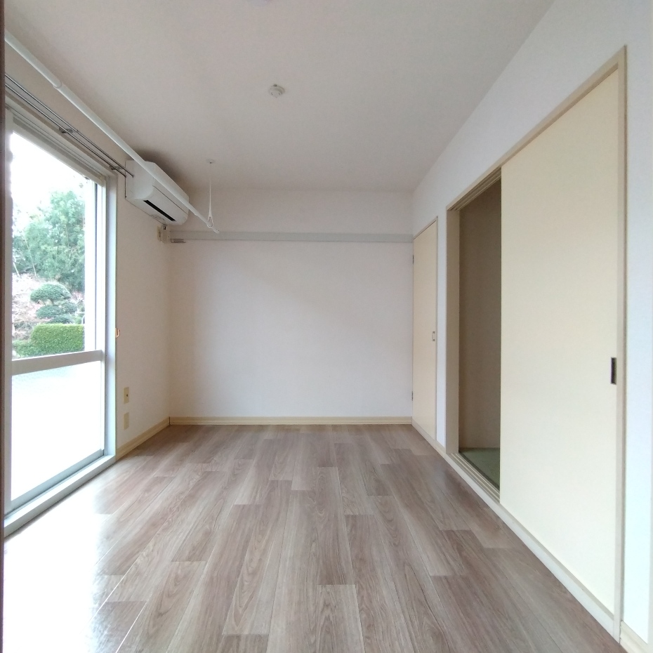 居室・リビング　洋室5.4帖南向き陽当り良好♪