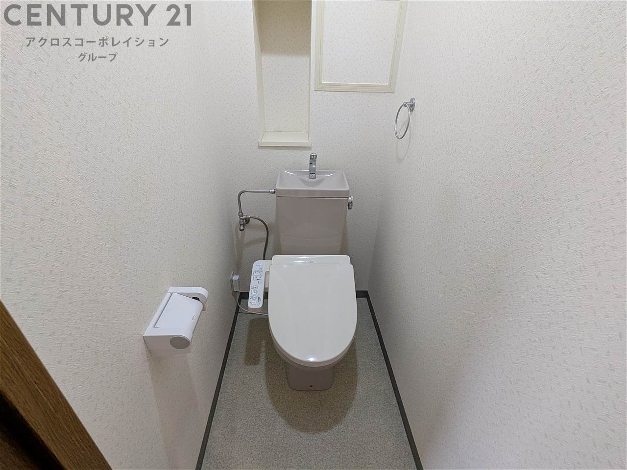 トイレ　温水洗浄便座付きのトイレです♪