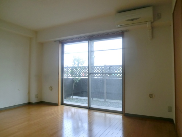 居室・リビング　エアコン付き広々リビング１３帖です(^^♪