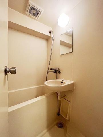 バス・シャワールーム　別号室のお写真となります☆
