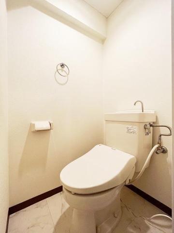 トイレ　別号室のお写真となります☆
