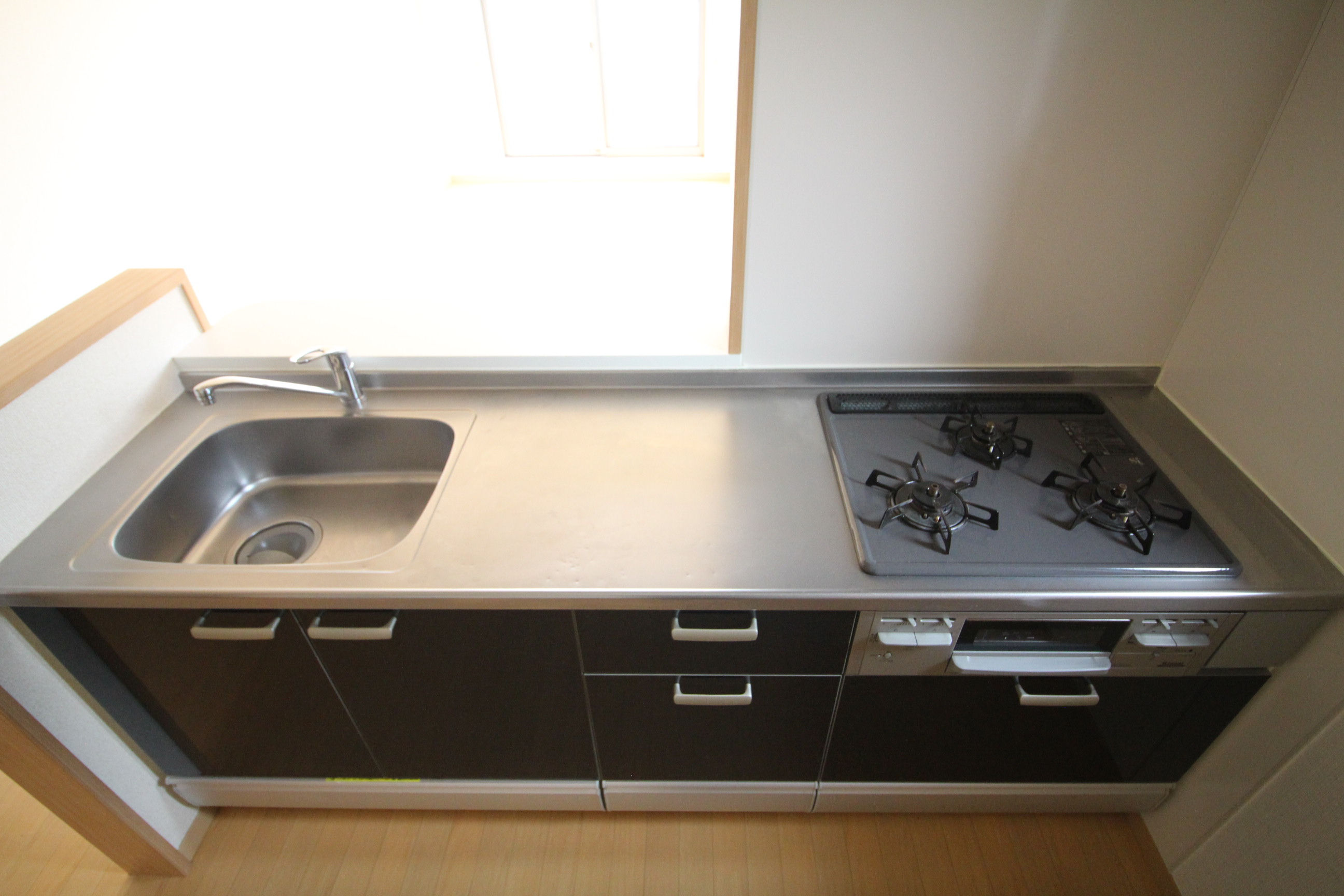 キッチン　３口コンロで同時調理可能！