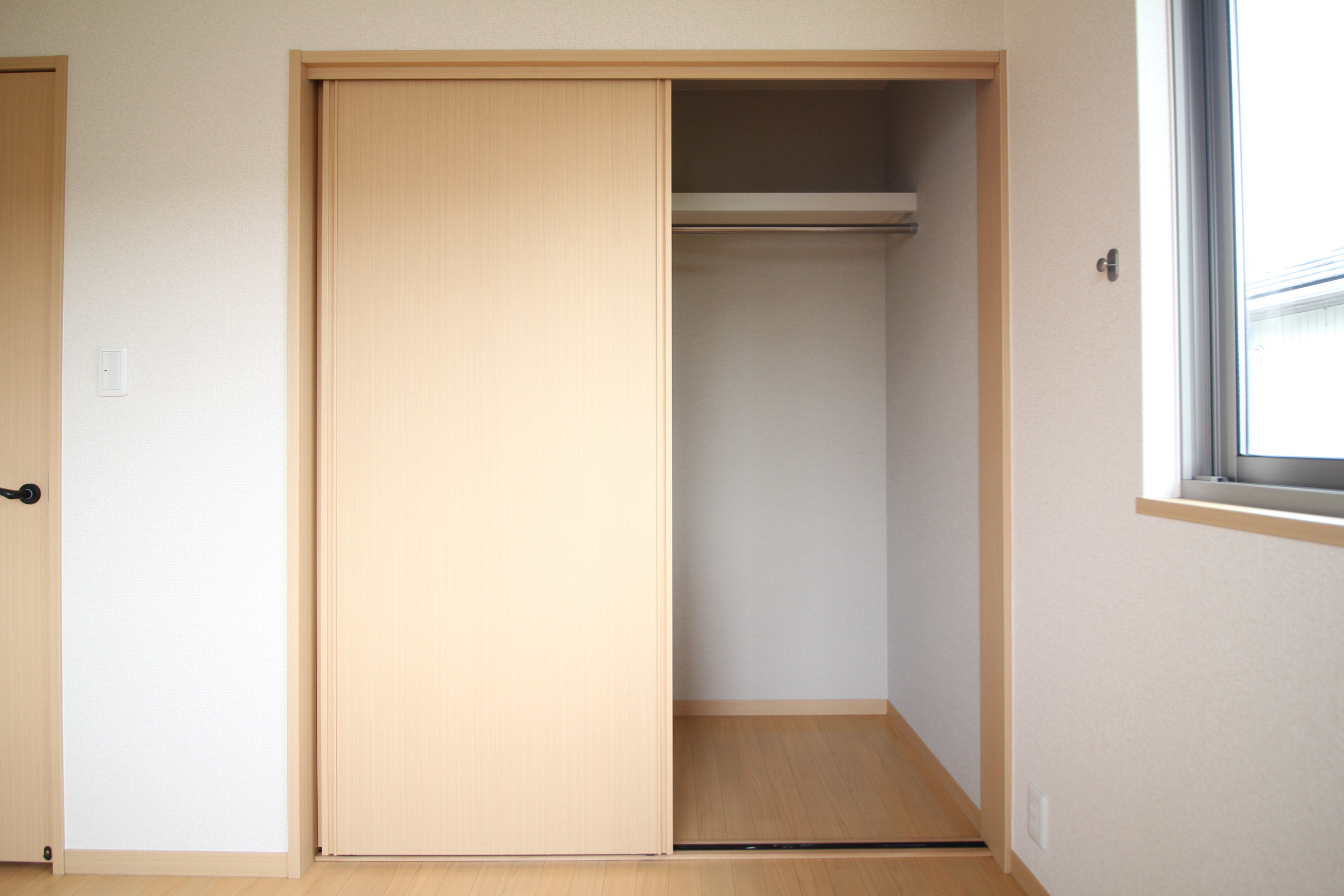 収納　ハンガー収納と棚収納に分かれた、使い勝手の良いクローゼット♪