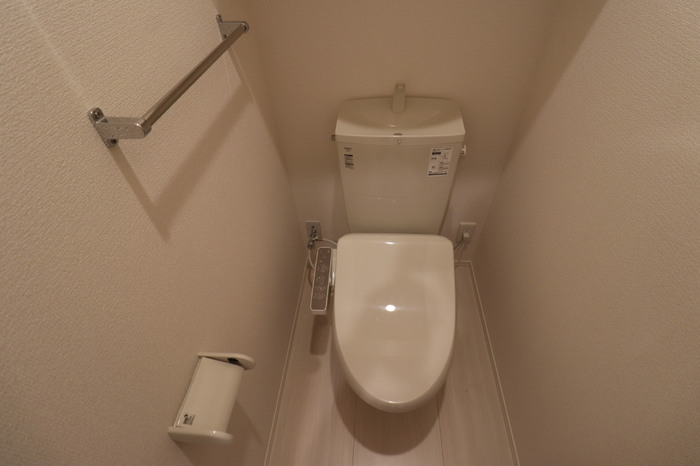 トイレ　落ち着いた色調のトイレです