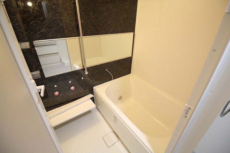 バス・シャワールーム　循環式追い焚き機能、浴室乾燥機能付