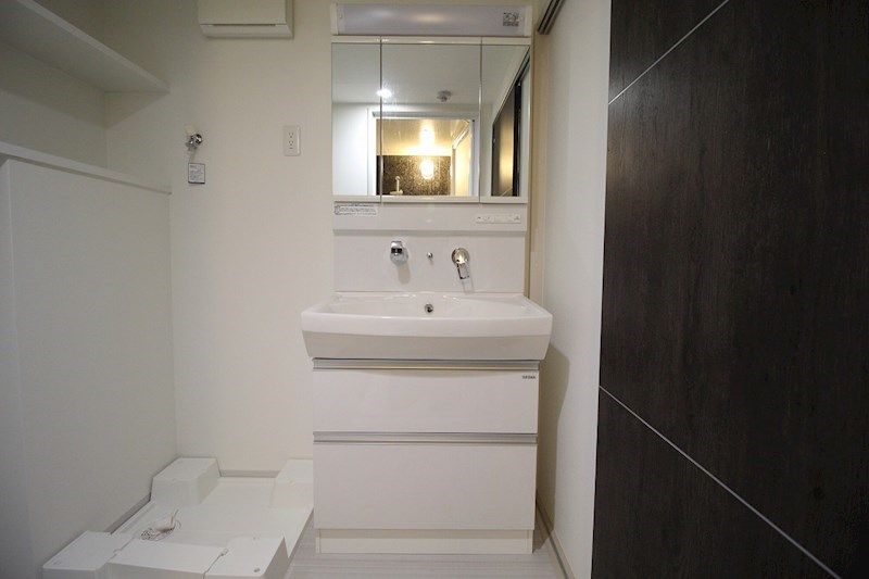 洗面設備　三面鏡シャンプードレッサー付洗面台