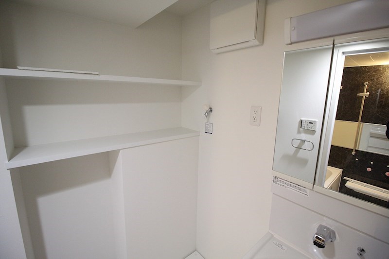 その他　洗面所隣にはg便利な収納棚あり。