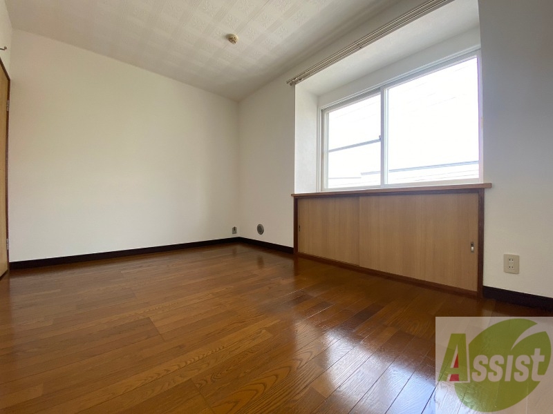 その他部屋・スペース　寝室はこちらです。光が差し込む、温かみのあるお部屋です。