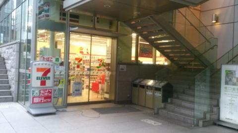 コンビニ　セブンイレブン 赤坂ガーデンシティ店（コンビニ）まで555m
