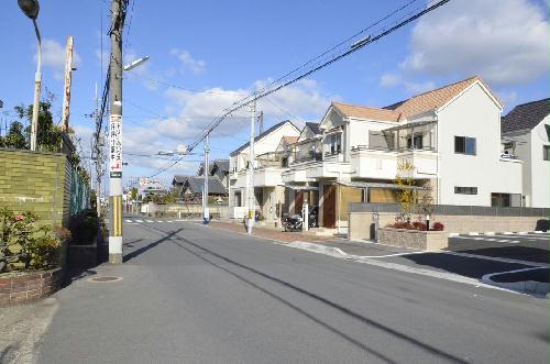 その他　往来の視線が気にならない立地です※右手駐車場から物件敷地です