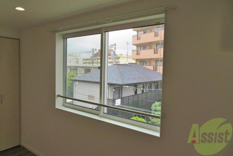 バルコニー　バルコニーは、ありませんが大きな窓があります。