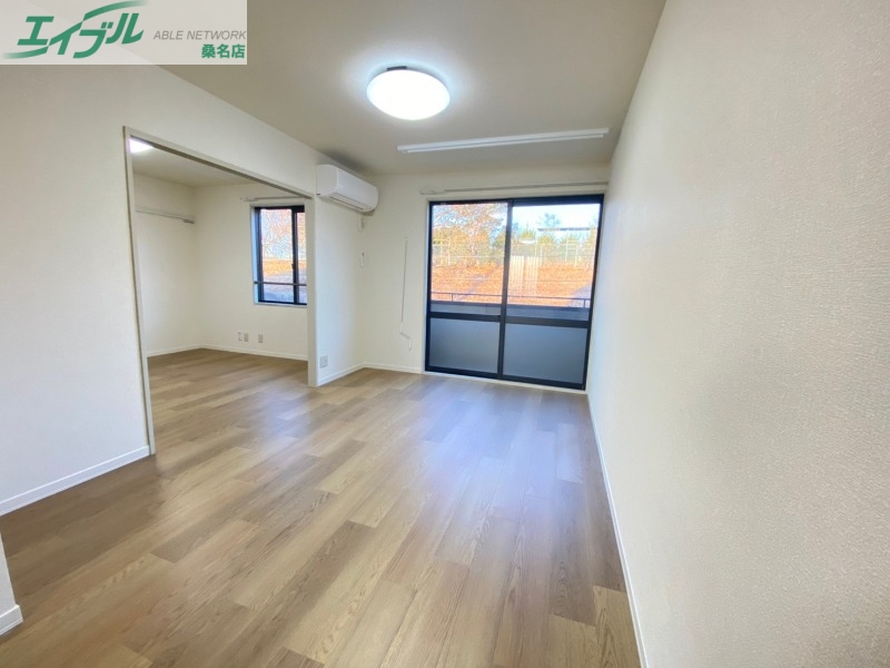 居室・リビング　同物件別部屋の写真です