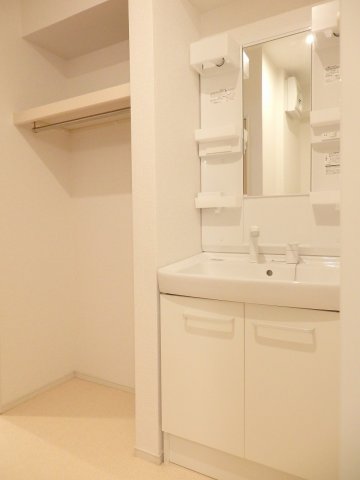 洗面設備　ゆったりとスペースのある洗面所