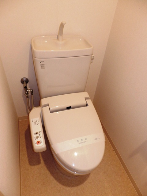 トイレ　温水洗浄便座付です☆