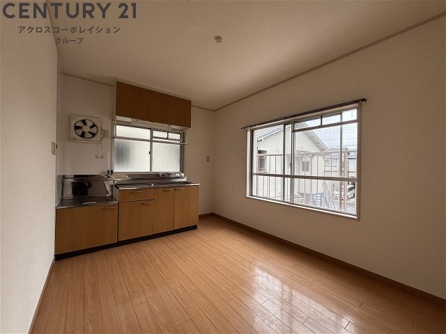 居室・リビング　床が落ち着いた色合いで綺麗です♪