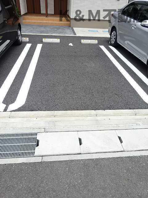 駐車場　駐車場があるので、車を買う予定の方も安心です