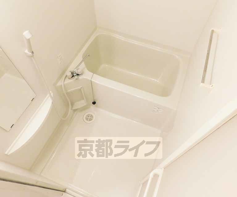 バス・シャワールーム　鏡付きのお風呂です