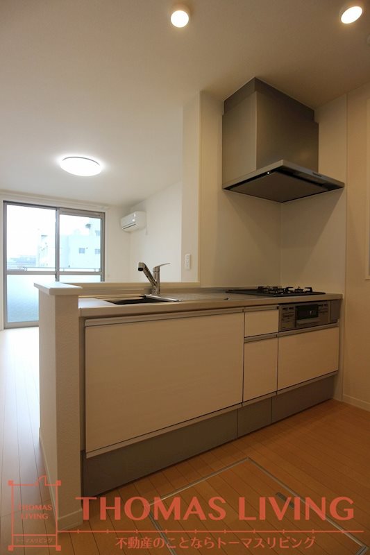 キッチン　大人気の3口コンロ付きです♪