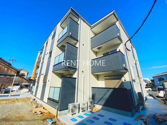 建物外観　3階建てのスマートな建物です。